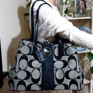 Coach CC Especial Shoulder Bag Lg Kiss Lock Hang Tag Emblem Gently Used